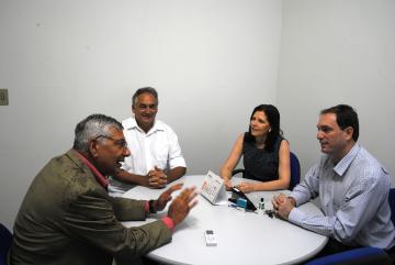 O professor Ugo dialoga com a Pró-Reitora de Extensão Angélica Espinosa e o diretor do CCHN Renato Rodrigues.
